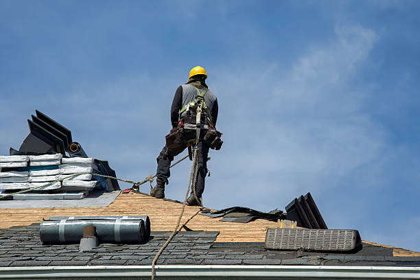 Professional Gutter Installation technician working in Carol Stream, IL